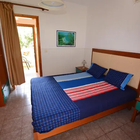 Agatha Paradise Коинира